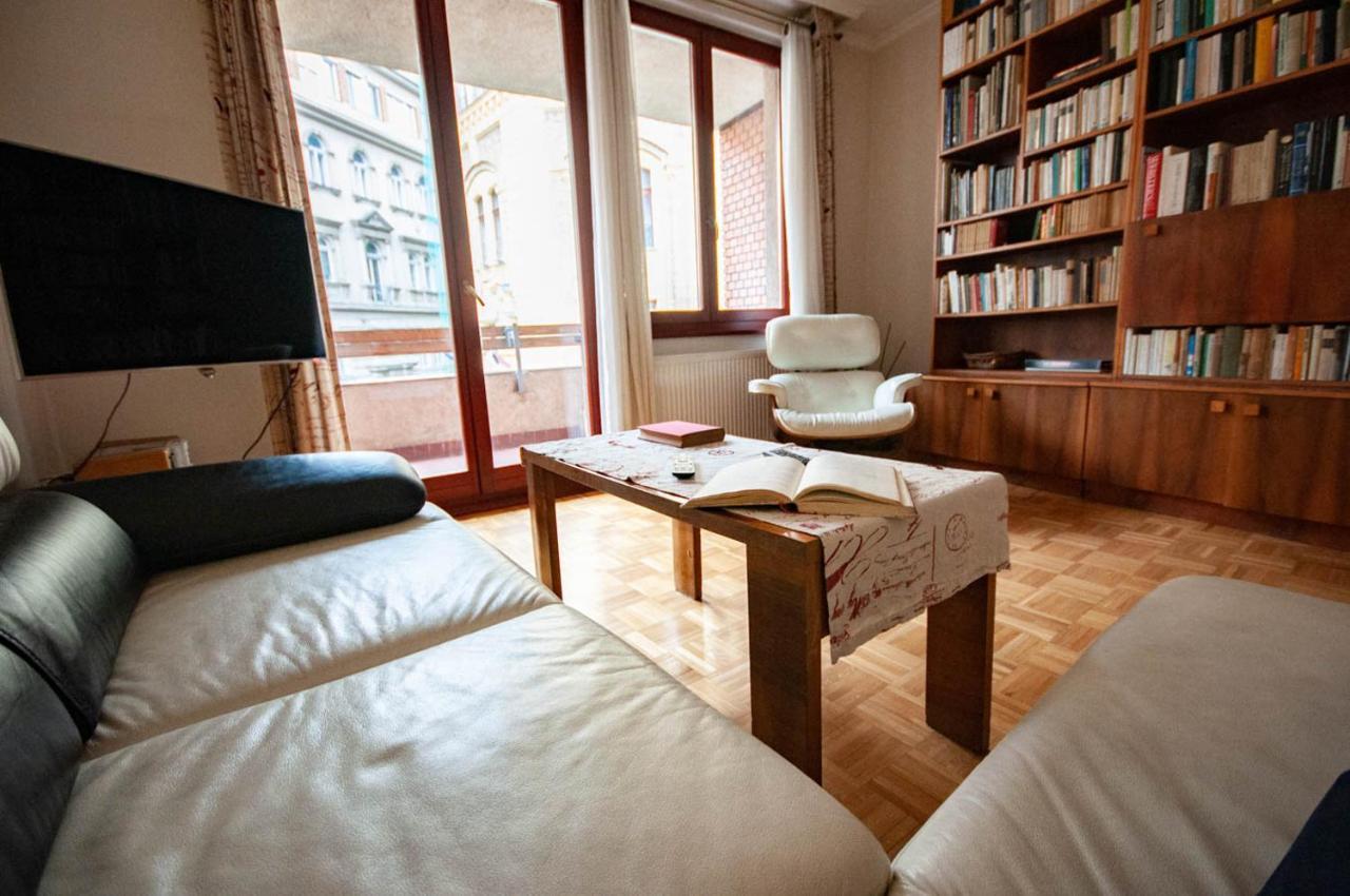 Castle Hillside Apartament *